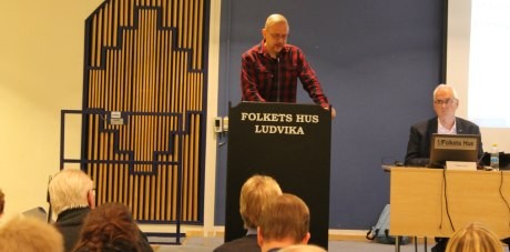 Pär Öberg presents a motion at Ludvika Municipal Council
