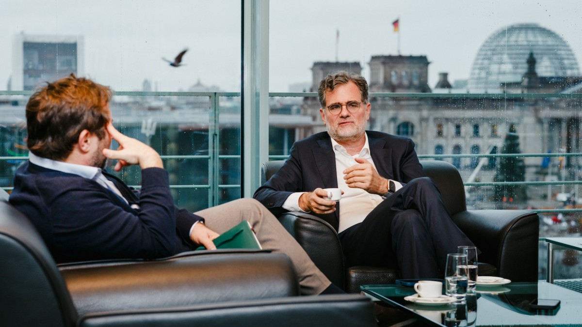 Wolfgang Schmidt receives Agenda Pública at his Berlin office, facing the Bundestag.