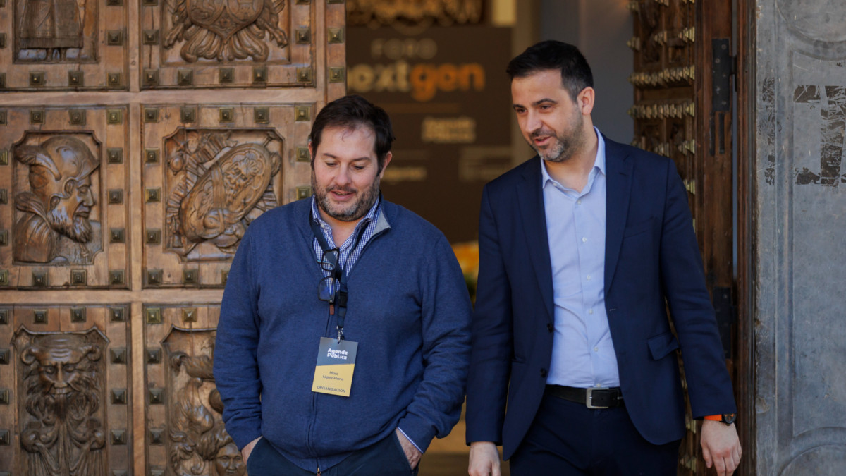 Pol Gibert, general secretary of Business of the Government of the Generalitat de Catalunya (right) and Marc López Plana, editor and director of 'Agenda Pública' (left).