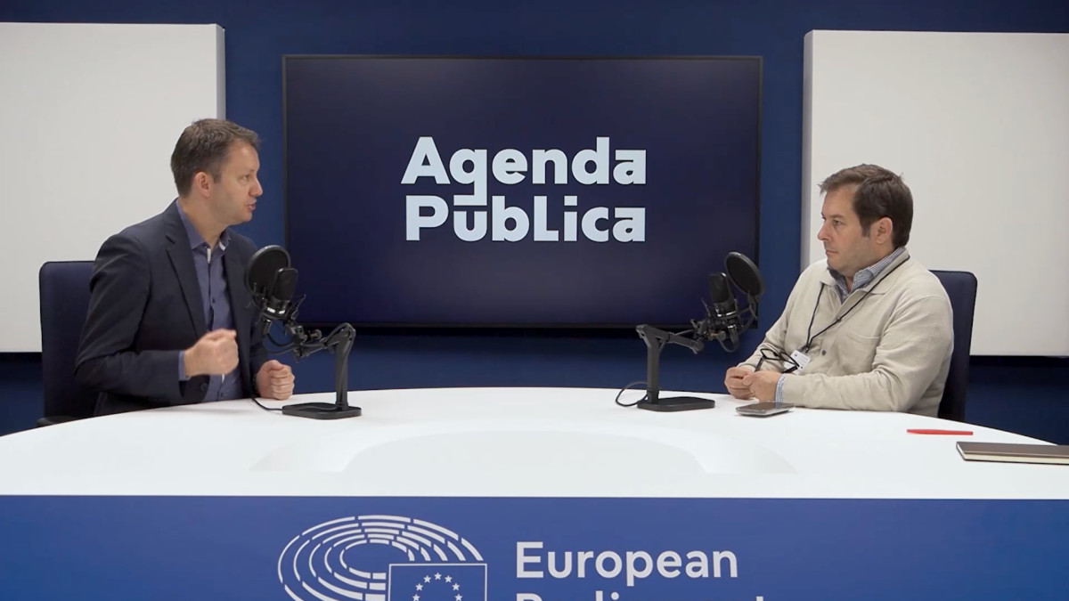 The popular MEP and the director and editor of 'Agenda Pública' talk in Strasbourg.