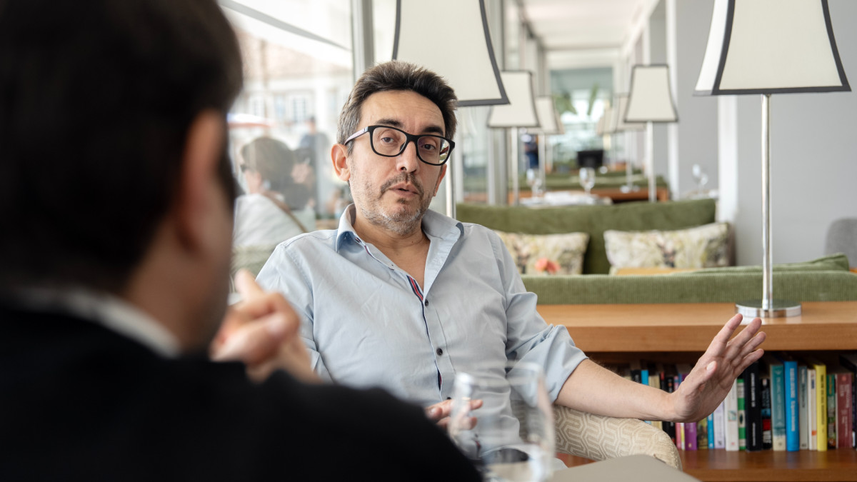 Maçães y López Plana conversan en Portugal.