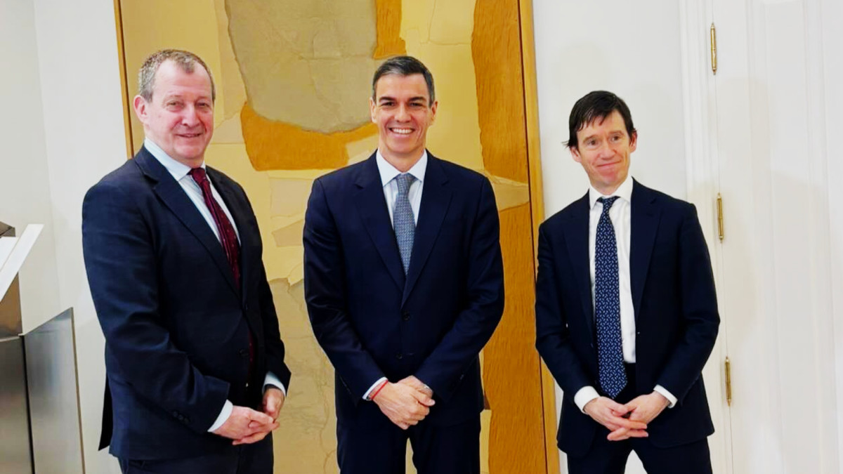 Alastair Campbell, Pedro Sánchez and the co-host of the podcast 'The Rest is Politics' Rory Stewart at the Moncloa.