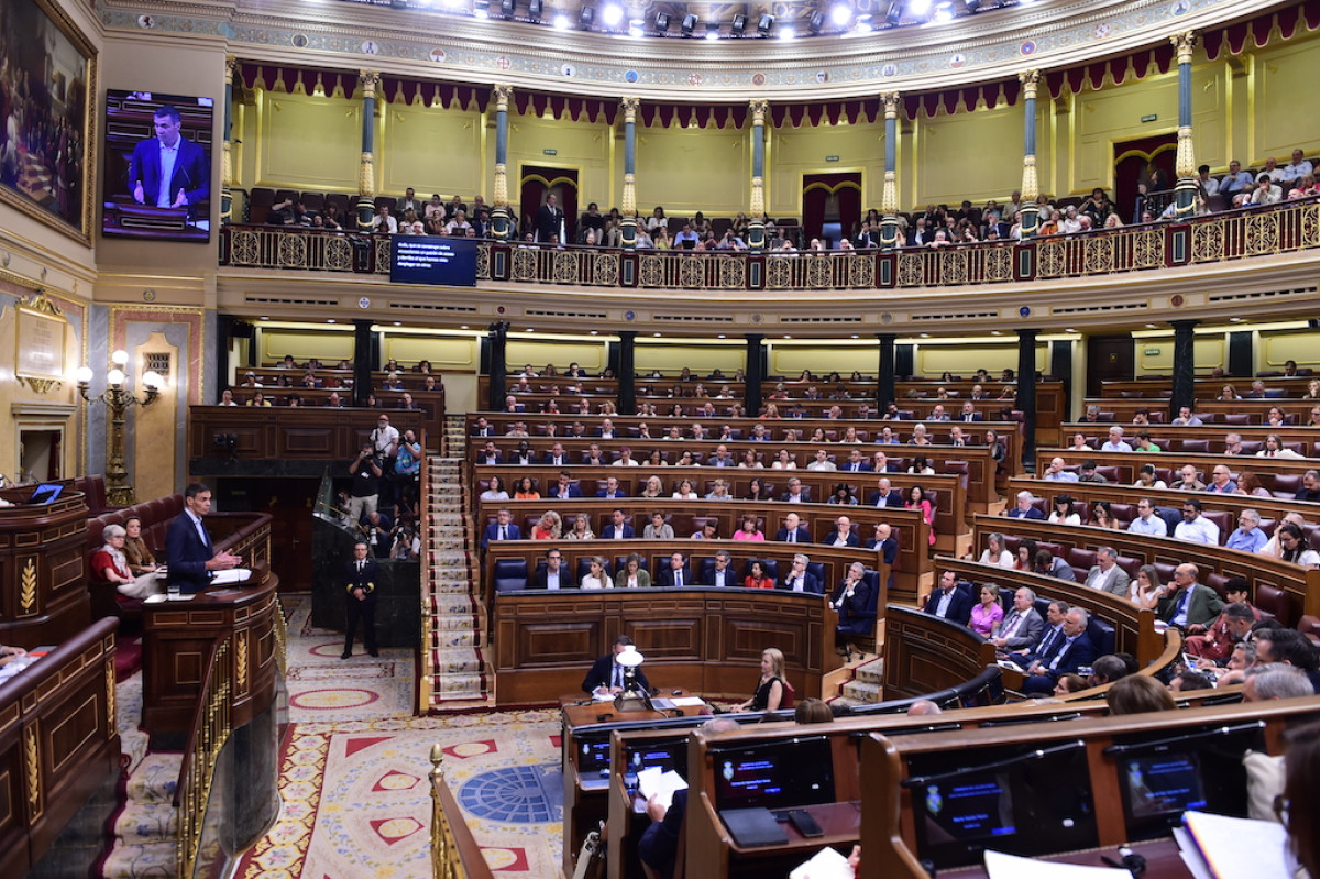 Sánchez and Feijóo facing off in Congress amid the corruption clash and the call for elections.