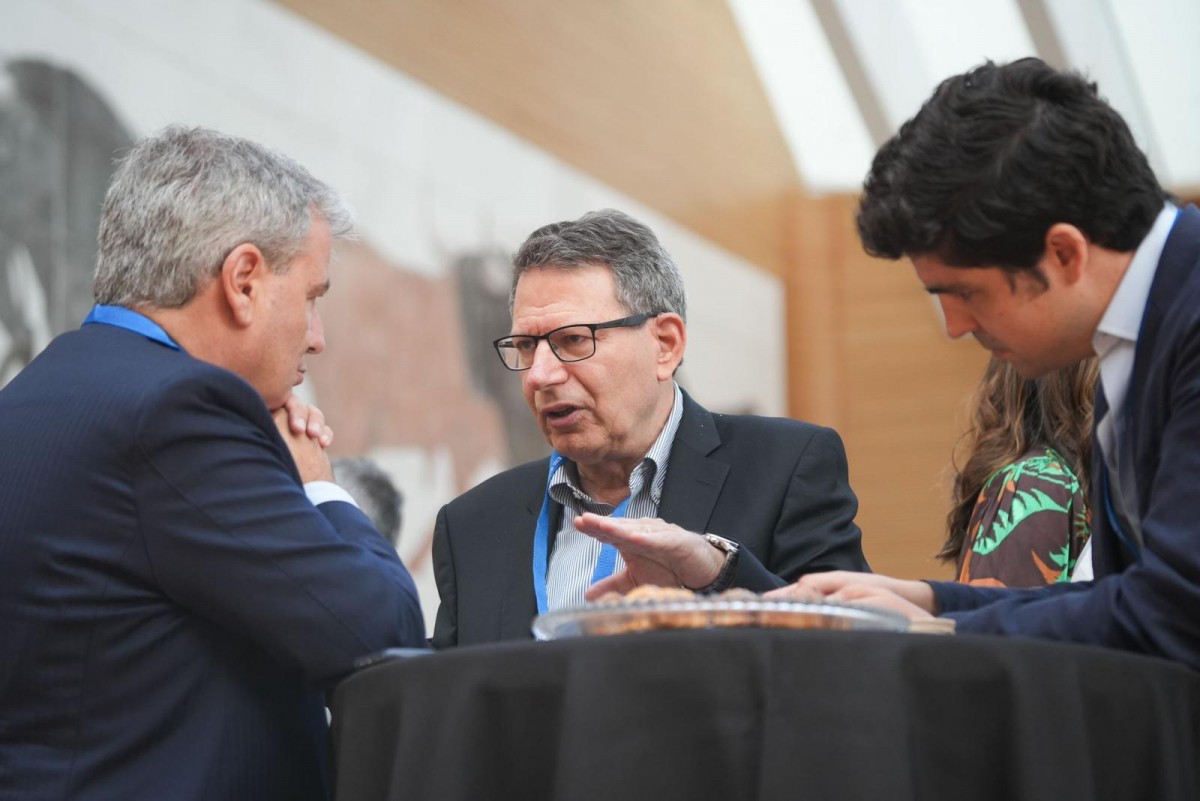 Robert D. Kaplan conversando con Jordi Xuclà y nuestro consejero, Rodrigo Pinedo.